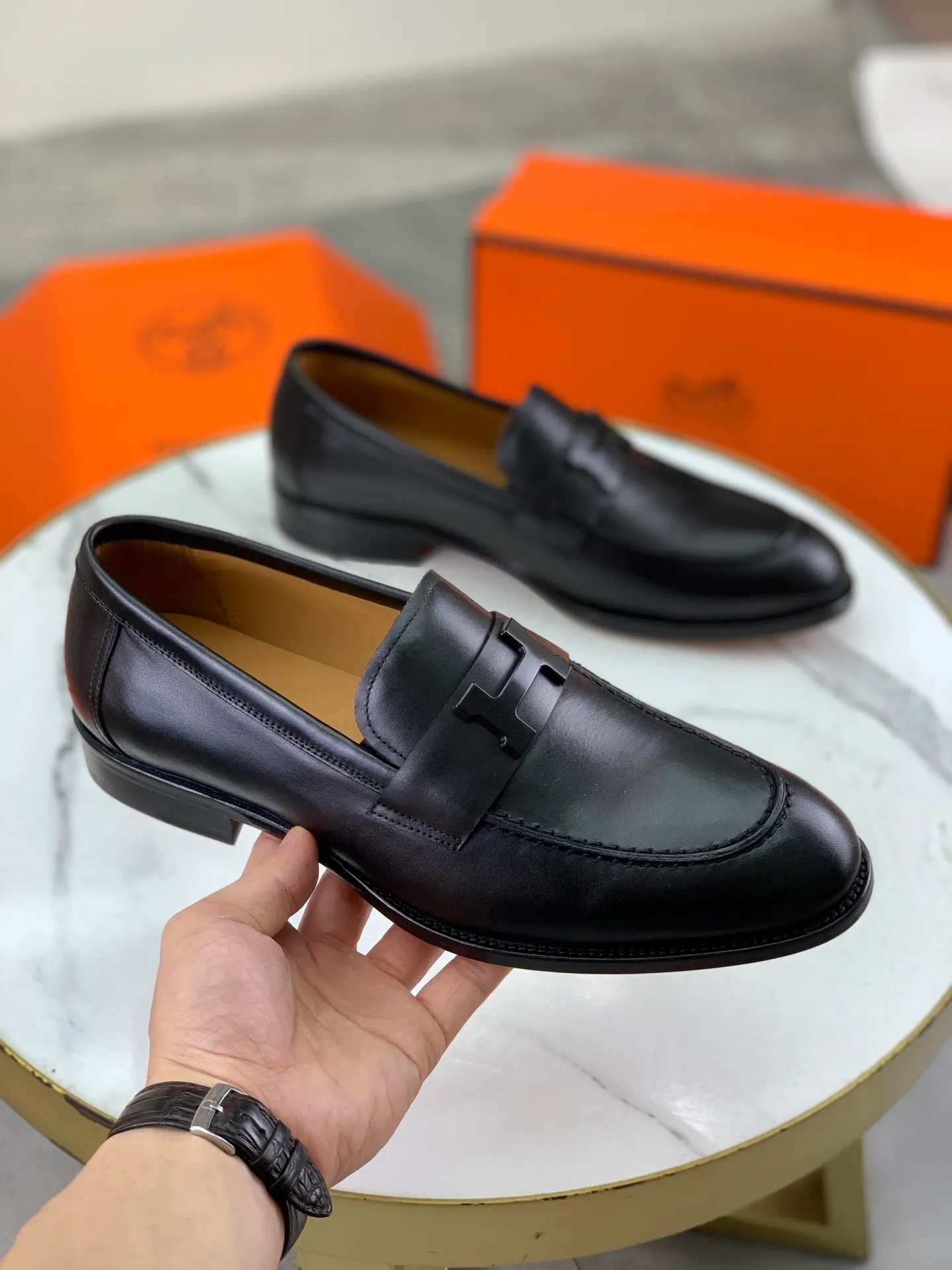 Factory price P980 💰💎💎💎 Original genuine leather outsole Brand: Hermès Grade: Same as the official website Original quality materials: Original soft calfskin Water-dyed cowhide lining Original Italian genuine leather outsole Style categories: Men's fashion Formal casual leather shoes Slip-on men's shoes series Young fashion European and American trends British style Code number: 39-45 (38.46 can be customized)